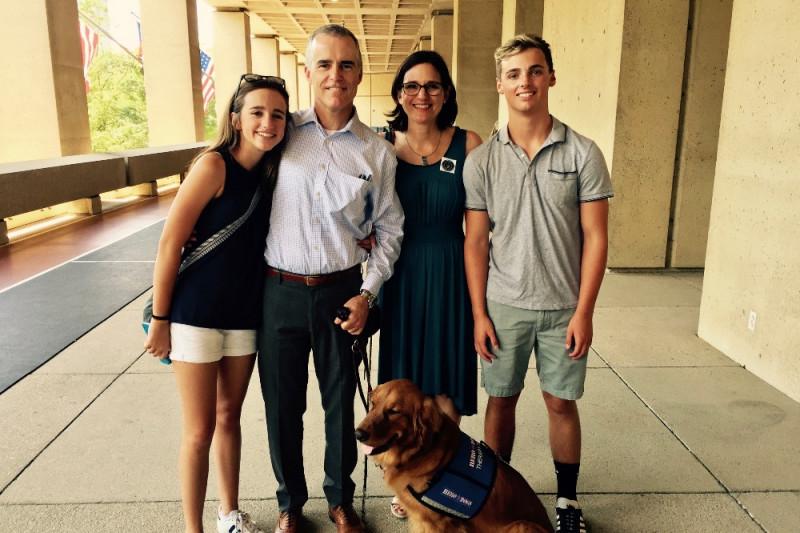 众筹页面上，安德鲁·麦凯布和妻子、两个孩子与狗的照片 （图源：GoFundMe） 此前，司法部调查员表示，麦凯 ...