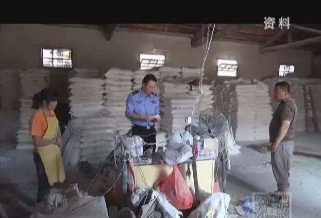 成吨滑石粉竟然直接掺进面粉中卖