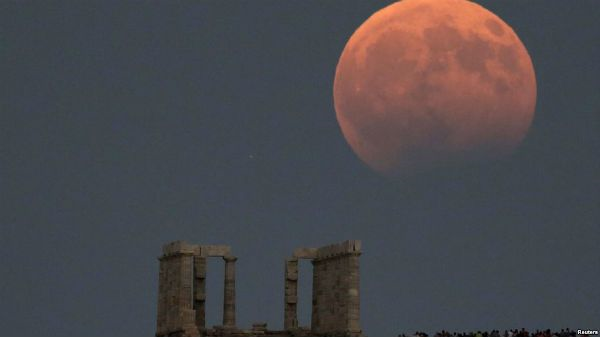 月亮在希腊雅典波塞冬神庙上空升起