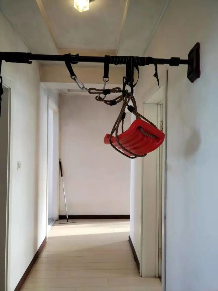 老赵在家里安装了秋千，等孙女们回来玩