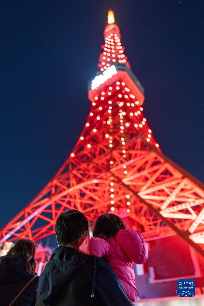 日本东京塔亮起“中国红”2.jpg