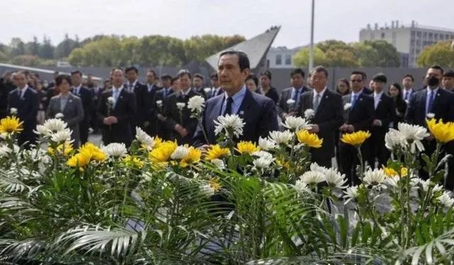 29日,马英九来南京参访第二天,一行参观了侵华日军南京大屠杀遇难同胞纪念馆,深切悼念遇难同胞 ... 29日,马英九来南京参访第二天,一行参观了侵华日军南京大屠杀遇难同胞纪念馆,深切悼念遇难同胞 ...