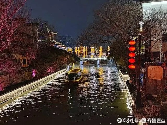 28日晚,马英九一行还特意去了一趟夫子庙,参观了中国科举博物馆,并坐画舫夜游秦淮河 ... 28日晚,马英九一行还特意去了一趟夫子庙,参观了中国科举博物馆,并坐画舫夜游秦淮河 ...