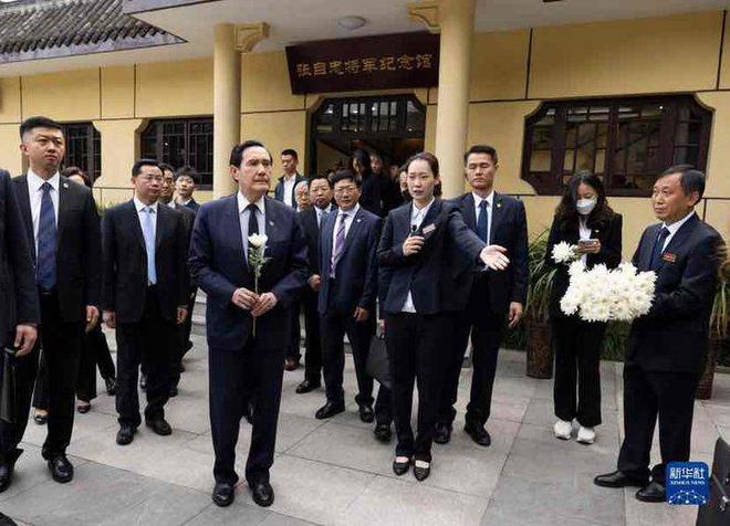 马英九来到重庆梅花山麓的张自忠将军墓凭吊,在张自忠塑像前久久肃立 马英九来到重庆梅花山麓的张自忠将军墓凭吊,在张自忠塑像前久久肃立