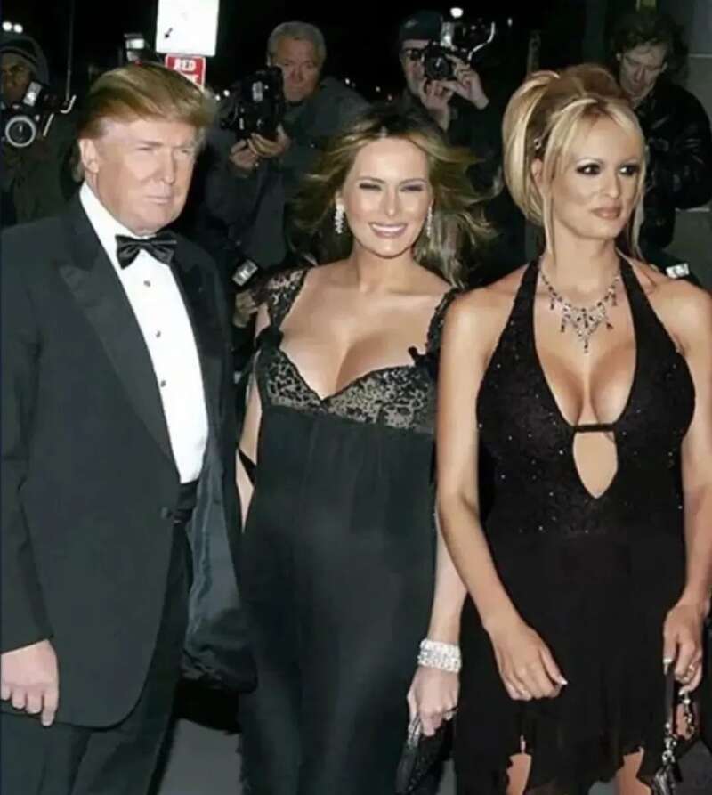 美国前总统唐纳德·特朗普和他的妻子梅拉尼娅·特朗普站在成人电影明星斯托米·丹尼尔斯旁边 ... 美国前总统唐纳德·特朗普和他的妻子梅拉尼娅·特朗普站在成人电影明星斯托米·丹尼尔斯旁边 ...