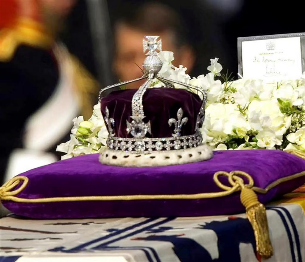 镶嵌着光明之山钻石的王冠