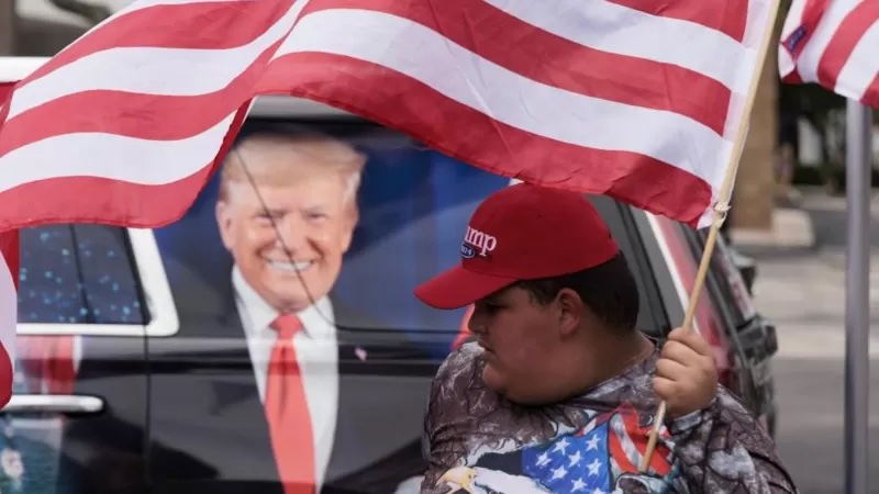 美国前总统特朗普的支持者聚集在多拉尔迈阿密高尔夫球场的入口附近 美国前总统特朗普的支持者聚集在多拉尔迈阿密高尔夫球场的入口附近