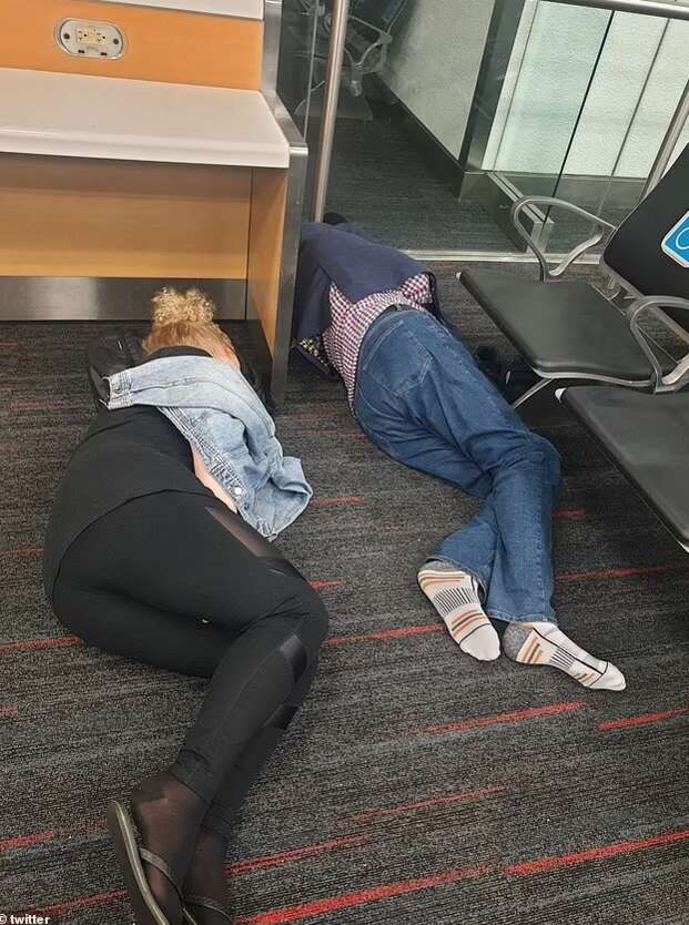 行李堆积如山全美机场半瘫痪国庆出行如噩梦