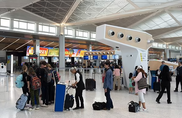 行李堆积如山全美机场半瘫痪国庆出行如噩梦