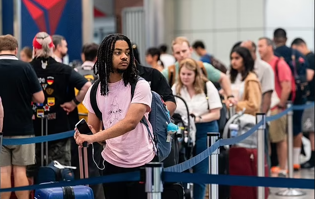 行李堆积如山全美机场半瘫痪国庆出行如噩梦