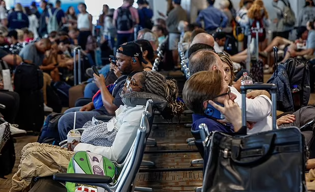 行李堆积如山全美机场半瘫痪国庆出行如噩梦