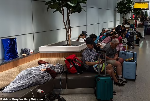 行李堆积如山全美机场半瘫痪国庆出行如噩梦