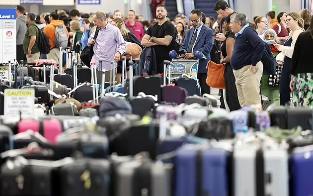 行李堆积如山全美机场半瘫痪国庆出行如噩梦