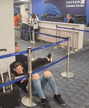 行李堆积如山全美机场半瘫痪国庆出行如噩梦