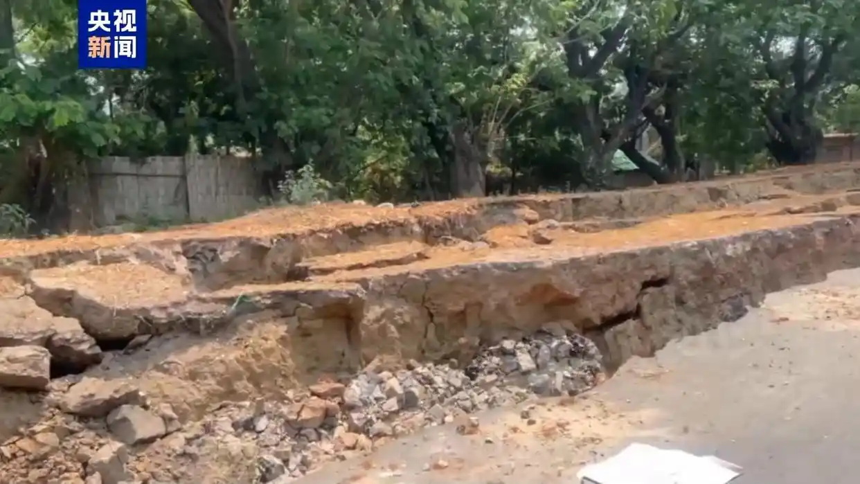 路况非常差，全是这样的深坑